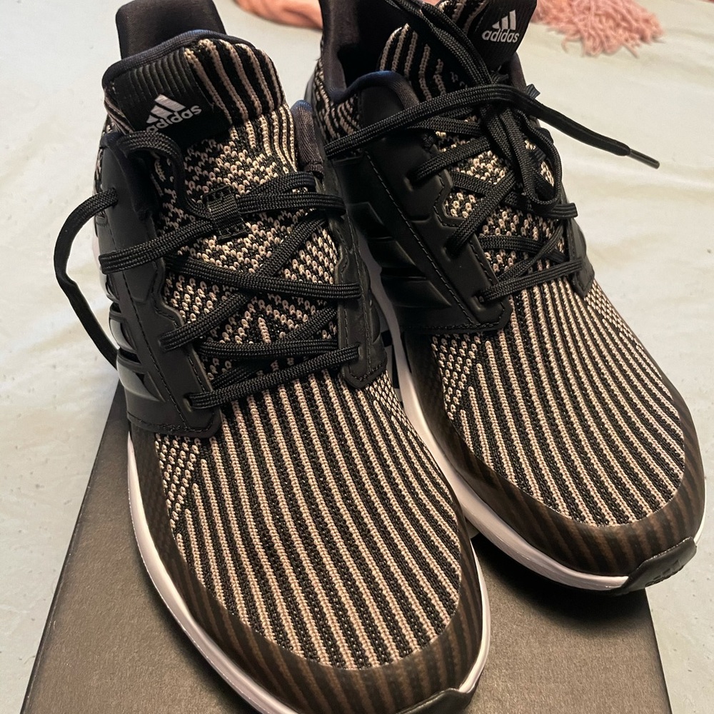 Adidas Rapidrun boys sneakers size 6 never worn
